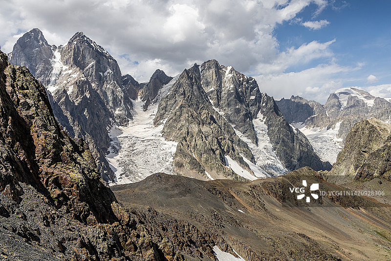 雄伟的乌什巴山图片素材