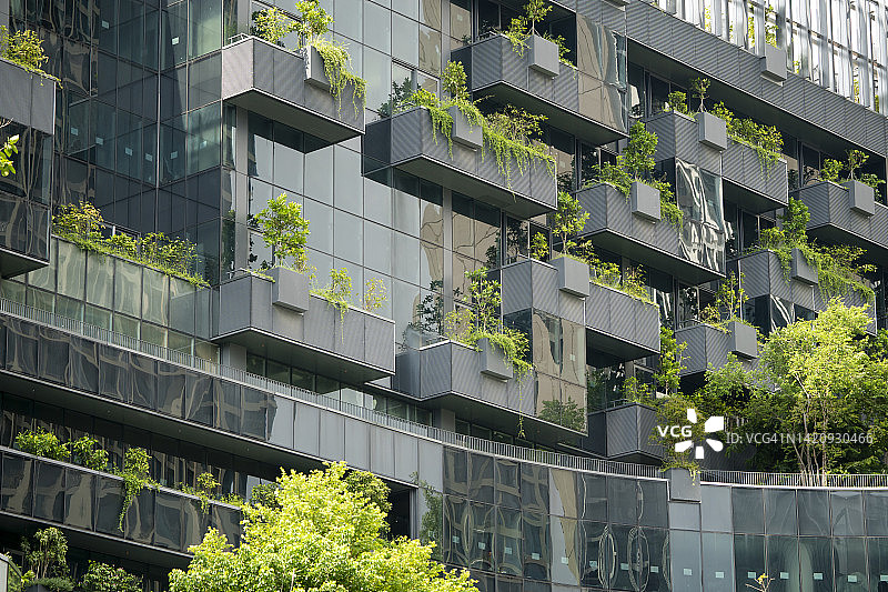 城市中心的垂直森林建筑图片素材