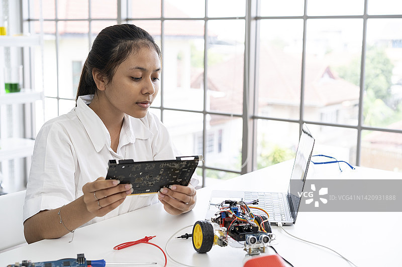 初中生在科技课堂上制作机器人图片素材