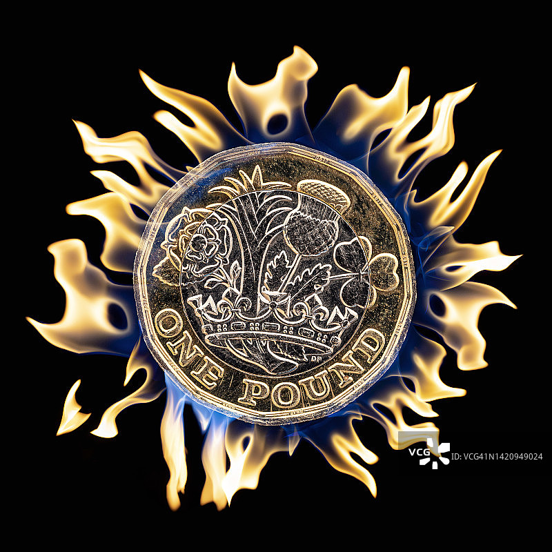 天然气燃烧产生的火焰与英镑硬币图片素材
