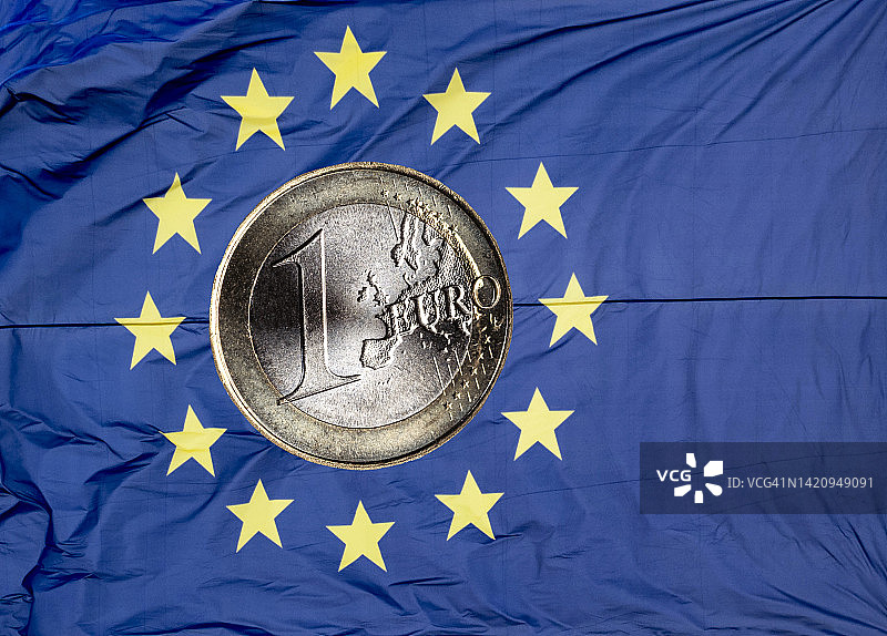 欧盟旗帜与欧元硬币图片素材