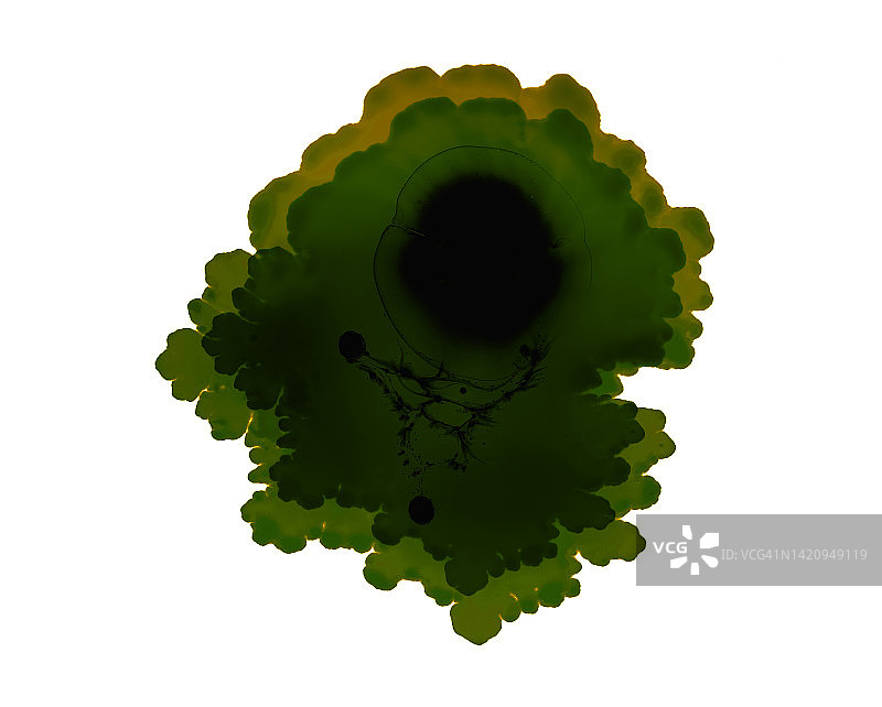 一滴绿色颜料在空白画布上滑动图片素材