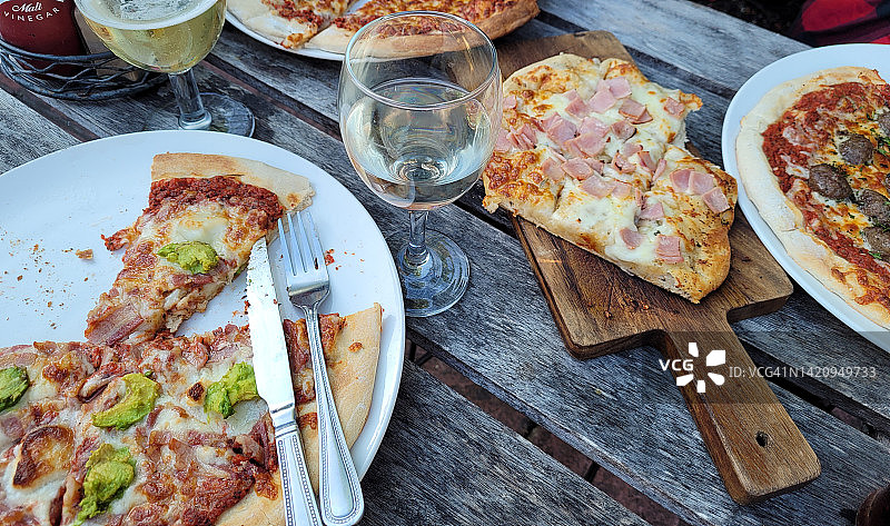 午餐社交披萨和葡萄酒图片素材