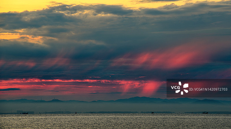 海上的黎明破晓图片素材