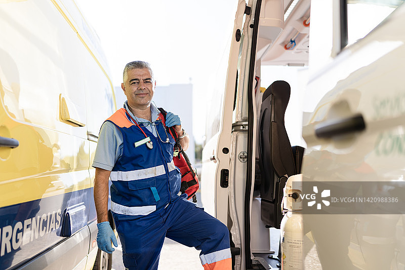 医生在两辆救护车旁的肖像图片素材