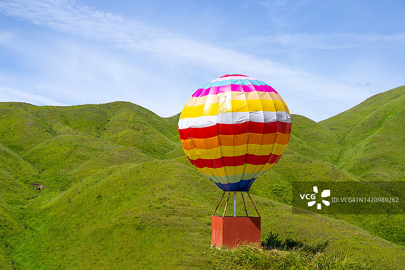 山脉中的热气球图片素材