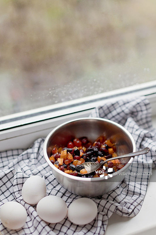 制作圣诞蛋糕，准备食材概念图片素材