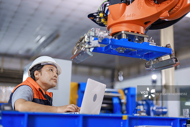 日本工程师在工厂安装期间检查机器人协作输送系统图片素材