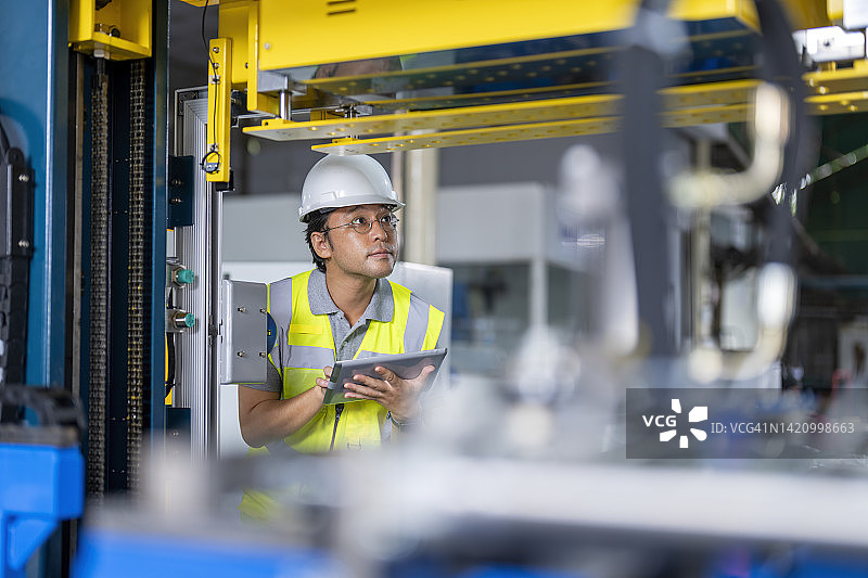日本工程师在工厂安装期间检查机器人协作输送系统图片素材