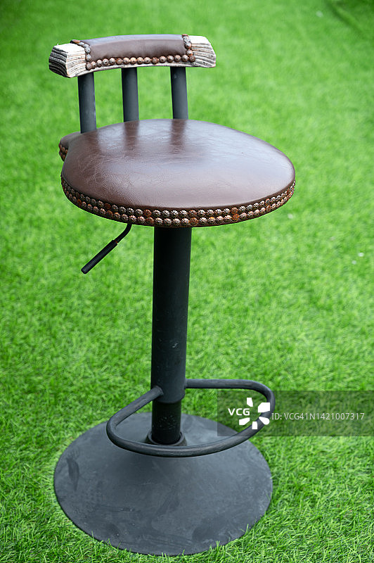 花园中的复古经典吧台凳图片素材