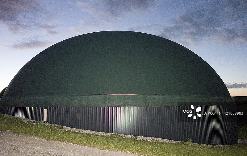 沼气 - 乡村大型甲烷气体储罐图片素材