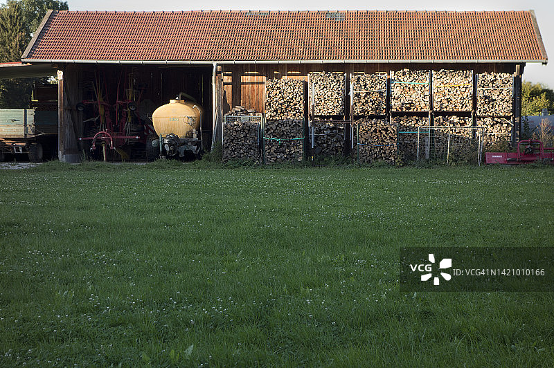 冬季取暖木柴堆图片素材