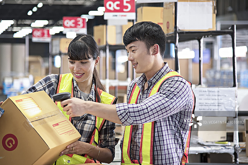 配送仓库的同事正在检查质量控制图片素材