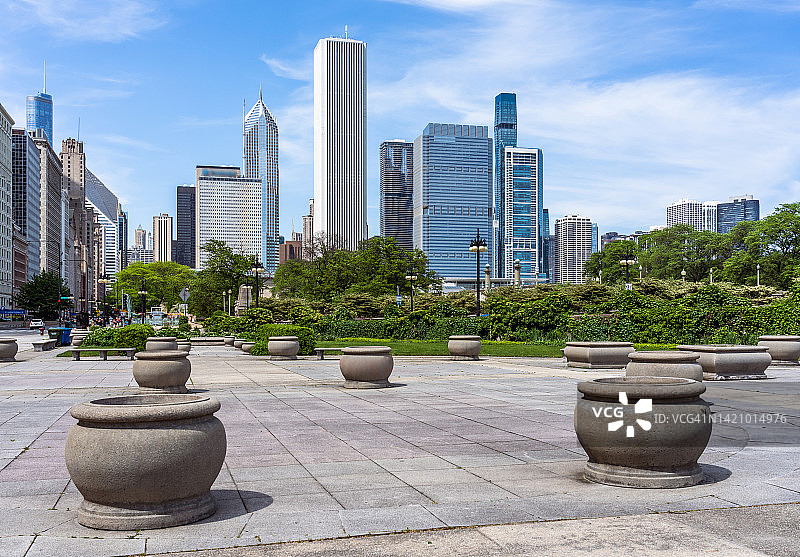 阳光下的芝加哥格兰特公园天际线图片素材