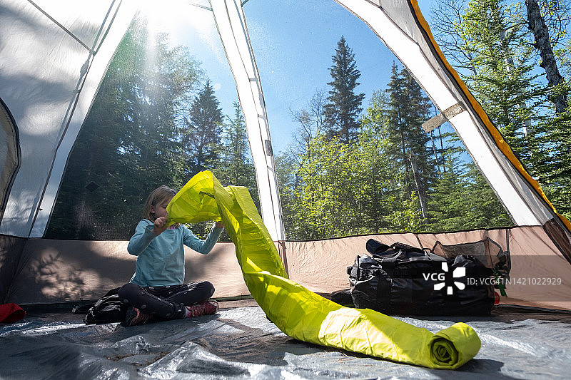 收拾帐篷和睡袋的女孩图片素材