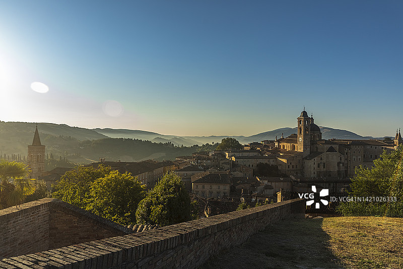 晴空下的乌尔比诺市全景图片素材