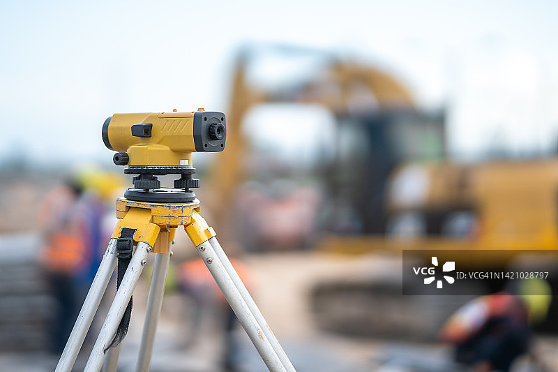 施工现场的测量设备和工人背景图片素材