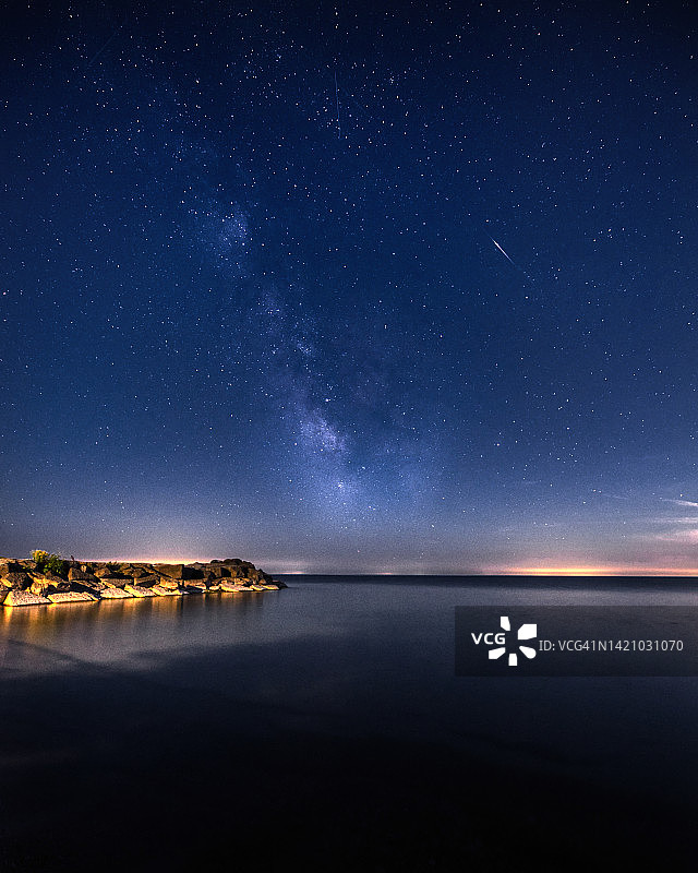 安大略湖上的银河图片素材