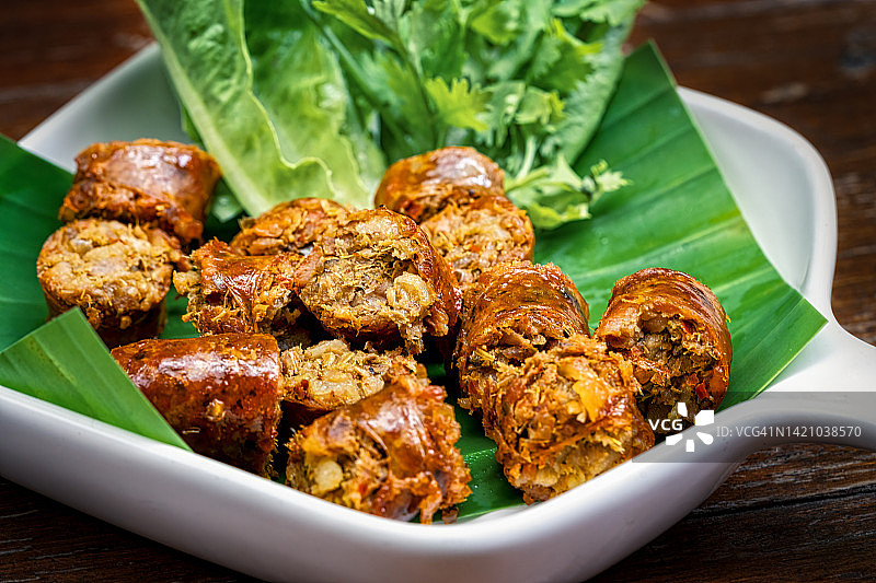 泰国清迈街头美食：传统香肠与健康食材图片素材