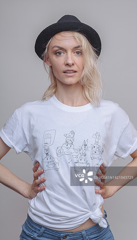 戴着猪肉派帽的金发女子：自信的中年女性肖像图片素材