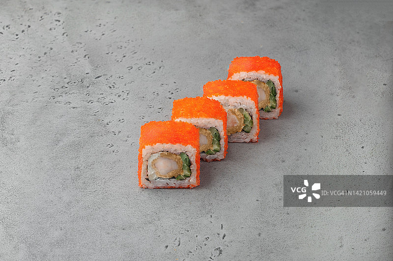 灰色背景上的三文鱼寿司图片素材