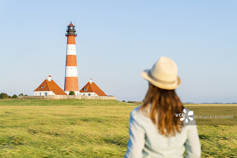在德国韦斯特海弗桑灯塔旁的女人图片素材