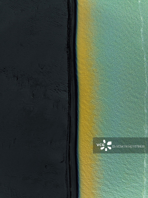 冰岛无人机航拍的黑色沙滩和辫状河边缘图片素材