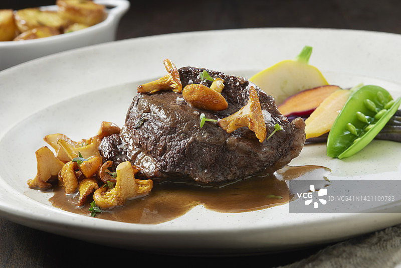 红酒炖牛脸颊肉图片素材