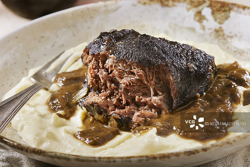 红酒炖牛脸肉配奶油土豆泥图片素材