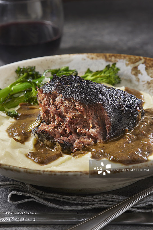 红酒炖牛脸肉配奶油土豆泥图片素材