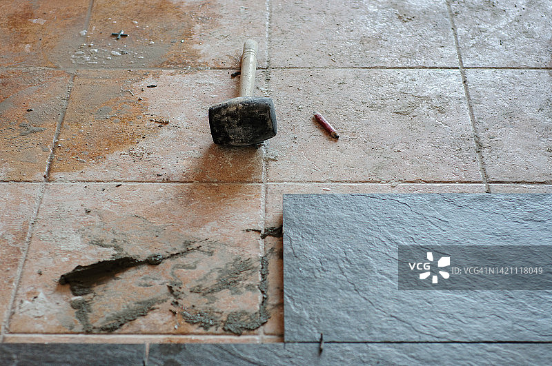 在现有地砖上铺设新地砖图片素材