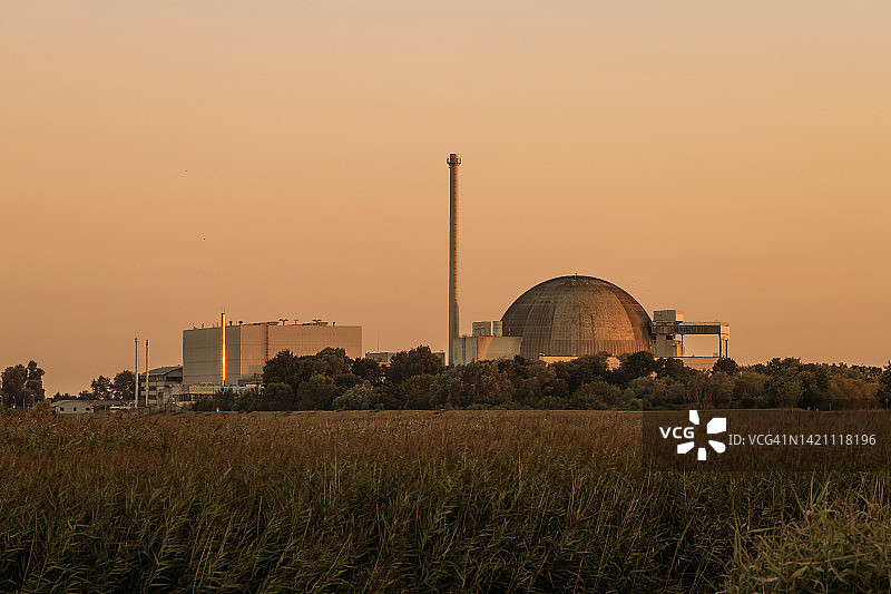 Unterweser核电站在日落时分（德国下萨克森州）图片素材