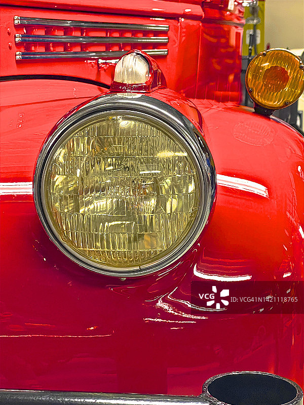 旧卡车上的前大灯图片素材