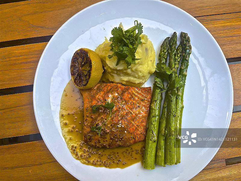 烤三文鱼晚餐图片素材