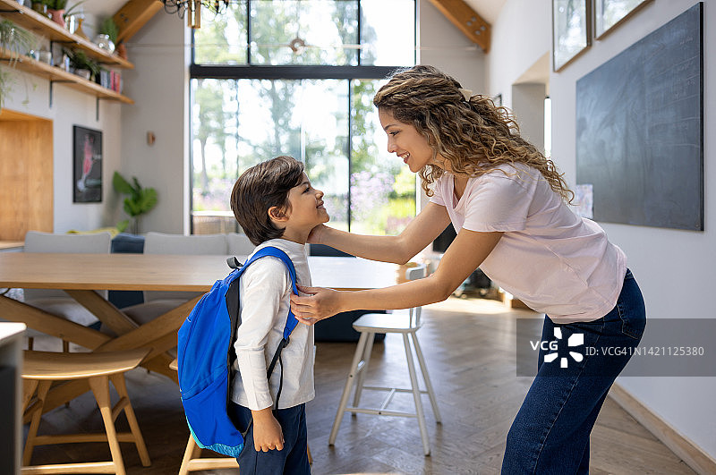 母亲和去上学的儿子道别图片素材