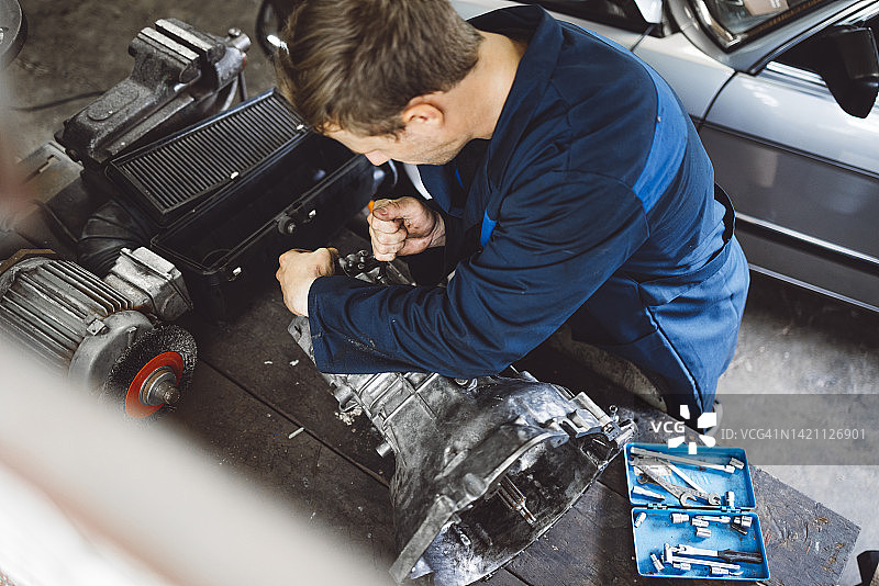 男子闲暇时喜欢修车图片素材
