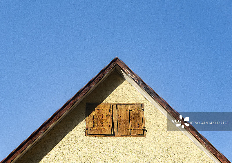 山墙上的旧木百叶窗图片素材