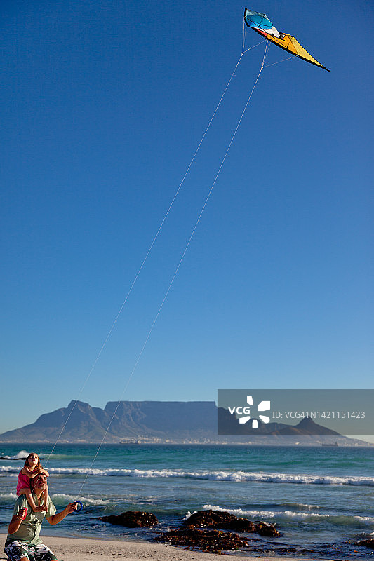 小女孩开心地看风筝高飞图片素材