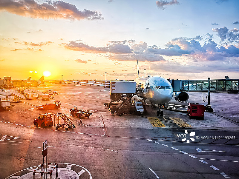 清晨登机中的白色飞机图片素材