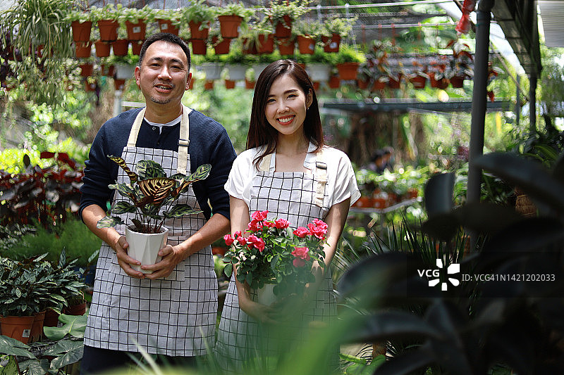 在花园中心工作的苗圃主图片素材