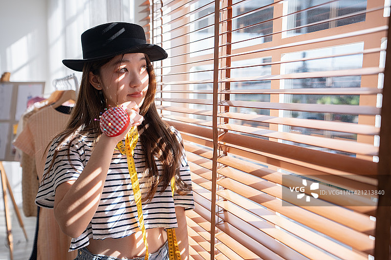 工作室里的时装设计师肖像图片素材