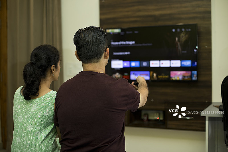 情侣在卧室看电视图片素材