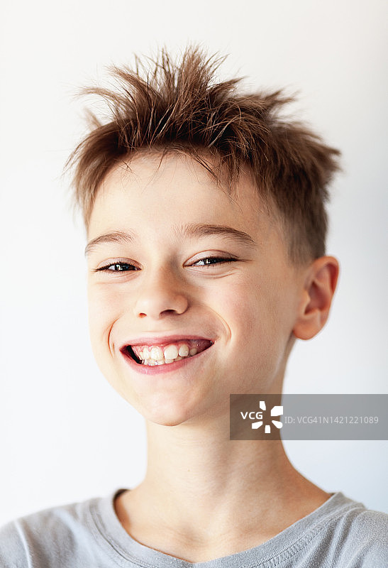 微笑的男孩图片素材