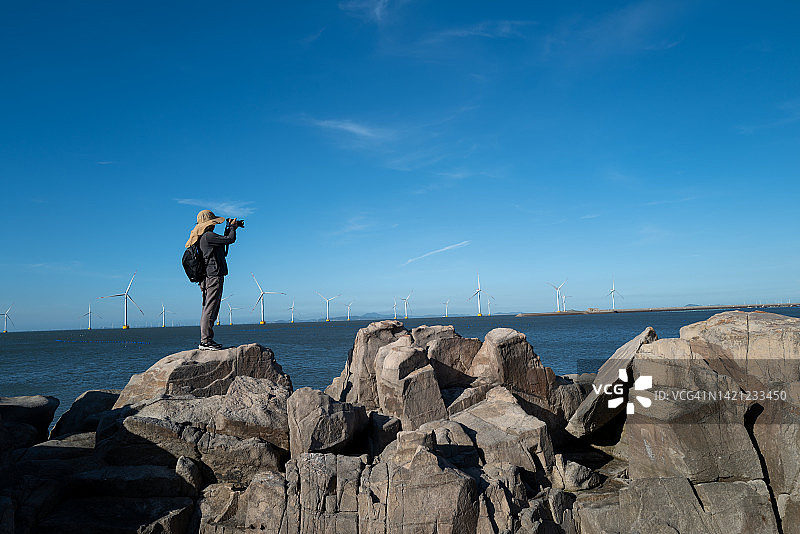 海岸边的摄影师和游客图片素材
