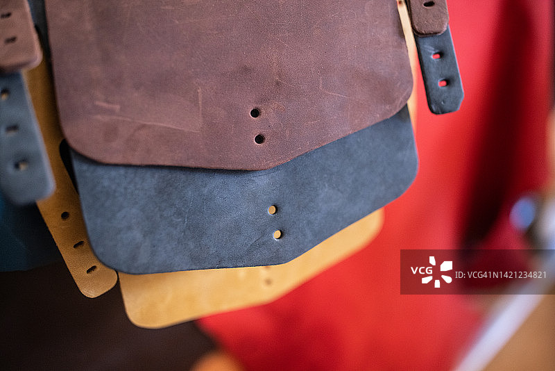 用于制作包的什锦皮革切割件图片素材