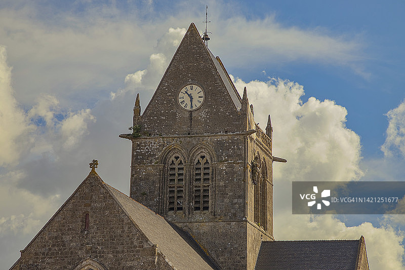 法国诺曼底圣梅尔-埃格利斯降落伞纪念教堂图片素材