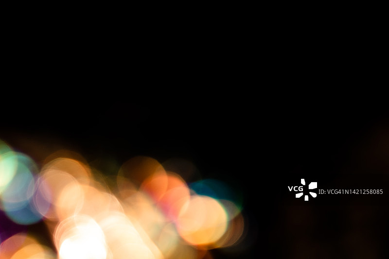 黑色背景上的彩色彩虹光斑纹理图片素材