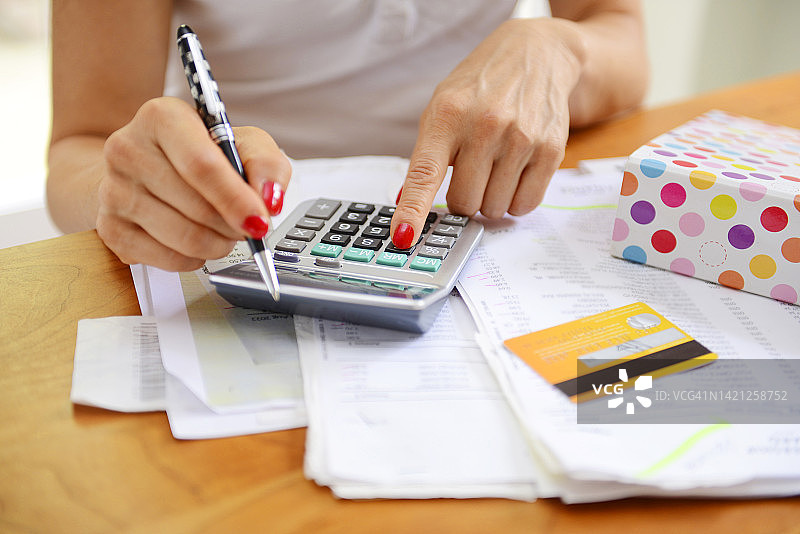 检查信用卡，预算编制，特写图片素材