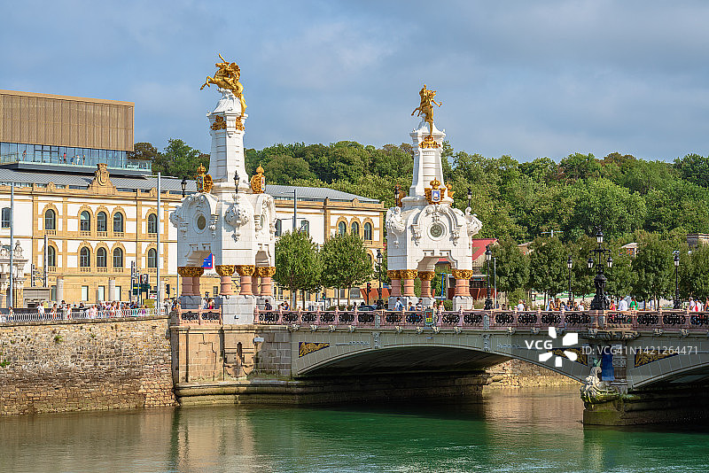 西班牙巴斯克地区圣塞巴斯蒂安城市景观图片素材