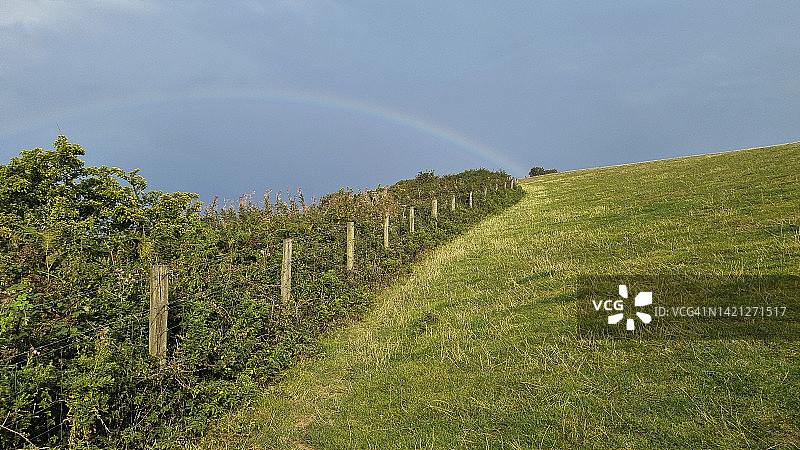 英格兰西南海岸小径与彩虹图片素材